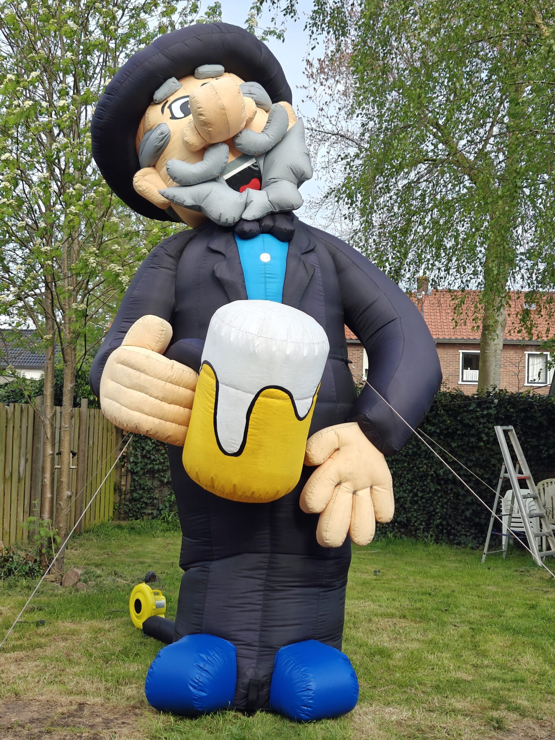 Abraham cartoon met bolhoed en bierpul – 4,5m